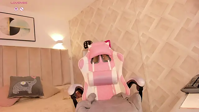 Snapshot of Clhoe_Johnson chatting on April 16, 2026, 12:39 pm Clhoe Johnson online show from April 16, 2026, 12:39 pm