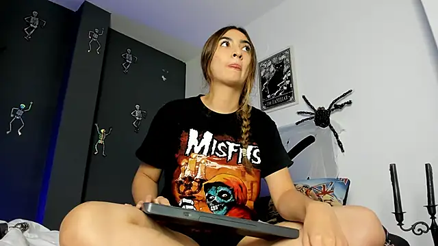 Alice Dickinssonn online show from October 21, 2025, 4:34 am