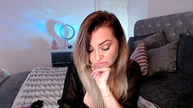 Snapshot of AngeleyesUK chatting on October 23, 2025, 1:15 am AngeleyesUK online show from October 23, 2025, 1:15 am