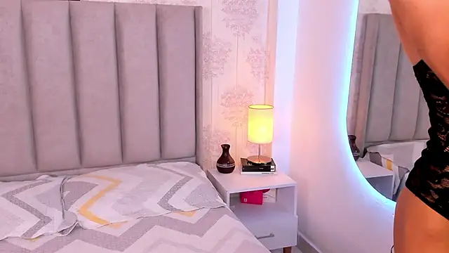 ShaynaHosk online show from April 15, 2026, 4:29 am