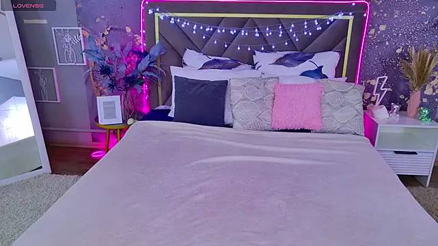 Ketrin Jones online show from October 12, 2025, 5:20 am