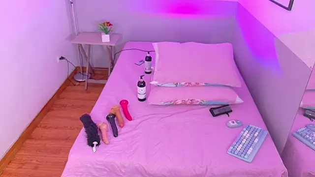 cutepetitee online show from December 3, 2025, 7:35 pm