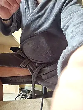 Snapshot of Nesch82 chatting on April 3, 2026, 7:48 am Nesch82 online show from April 3, 2026, 7:48 am