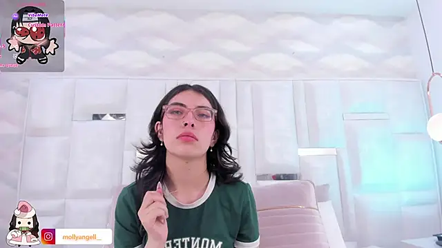 Im Molly Angel online show from December 4, 2025, 8:08 pm