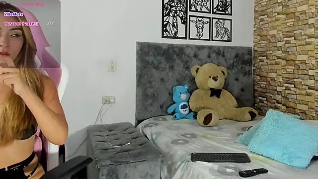 Luisa Red online show from November 18, 2025, 1:32 am