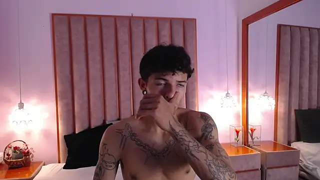 Enzo Hunter online show from October 19, 2025, 4:04 am