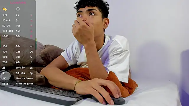 Snapshot of LoganTwink18 chatting on January 15, 2026, 4:21 pm LoganTwink18 online show from January 15, 2026, 4:21 pm