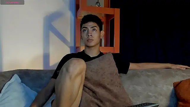 Snapshot of LoganTwink18 chatting on February 6, 2026, 2:29 am LoganTwink18 online show from February 6, 2026, 2:29 am