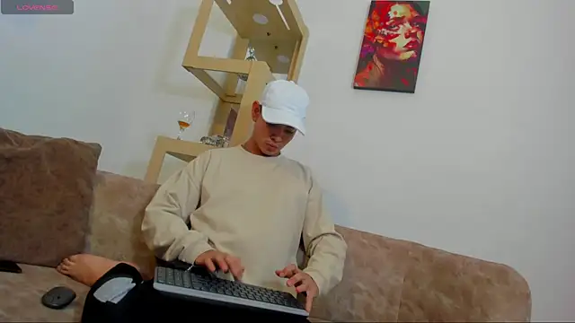 Snapshot of LoganTwink18 chatting on January 11, 2026, 5:14 am LoganTwink18 online show from January 11, 2026, 5:14 am