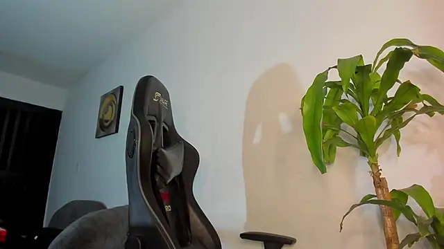 Snapshot of LoganTwink18 chatting on December 17, 2025, 9:25 am LoganTwink18 online show from December 17, 2025, 9:25 am