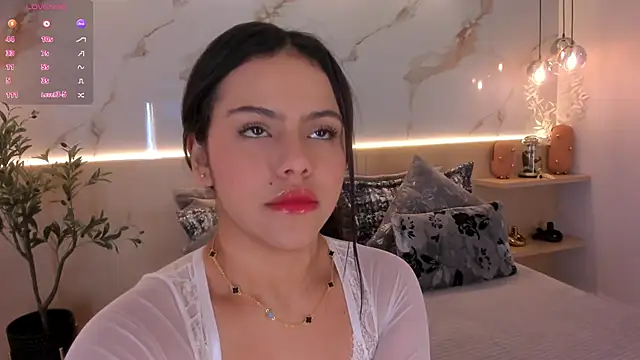 isabellasouza online show from September 21, 2025, 11:48 am