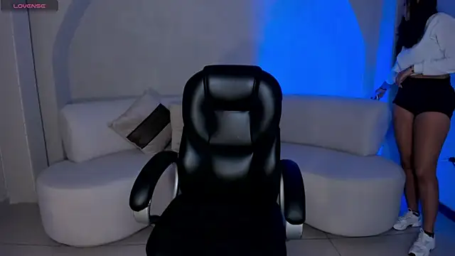 AmbarJames  online show from October 1, 2025, 12:09 pm