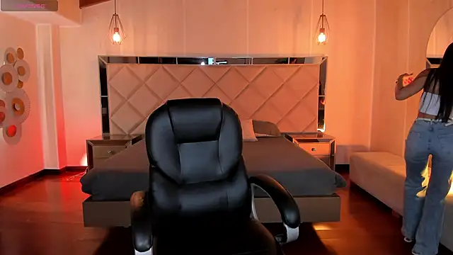 SophieHouston  online show from April 20, 2026, 4:15 am