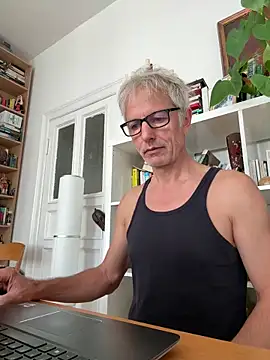 Snapshot of SexyLeon8 chatting on September 15, 2025, 9:21 am SexyLeon8 online show from September 15, 2025, 9:21 am