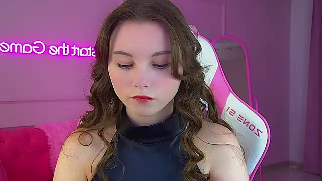 KeiraAsti online show from November 18, 2025, 6:11 pm