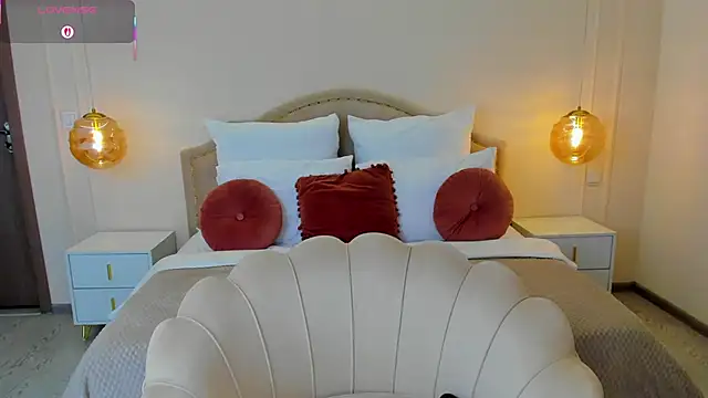 MilaMour online show from December 3, 2025, 8:19 pm