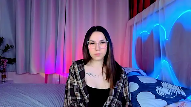 Snapshot of -CindyLou chatting on February 3, 2026, 6:11 am -CindyLou online show from February 3, 2026, 6:11 am