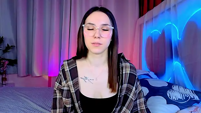 Snapshot of -CindyLou chatting on February 3, 2026, 6:40 am -CindyLou online show from February 3, 2026, 6:40 am