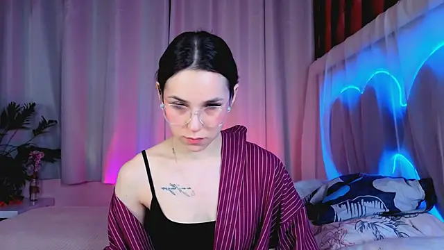 Snapshot of -CindyLou chatting on February 7, 2026, 5:04 am -CindyLou online show from February 7, 2026, 5:04 am