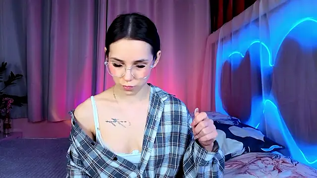 Snapshot of -CindyLou chatting on February 4, 2026, 5:24 am -CindyLou online show from February 4, 2026, 5:24 am