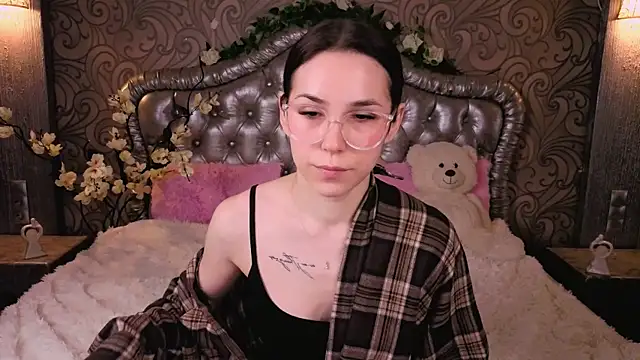 Snapshot of -CindyLou chatting on February 17, 2026, 5:27 am -CindyLou online show from February 17, 2026, 5:27 am