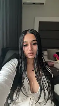 LilMisIndianx online show from April 22, 2026, 12:23 pm