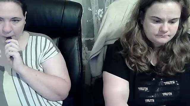 Snapshot of HollyXEva chatting on October 3, 2025, 8:32 pm HollyXEva online show from October 3, 2025, 8:32 pm