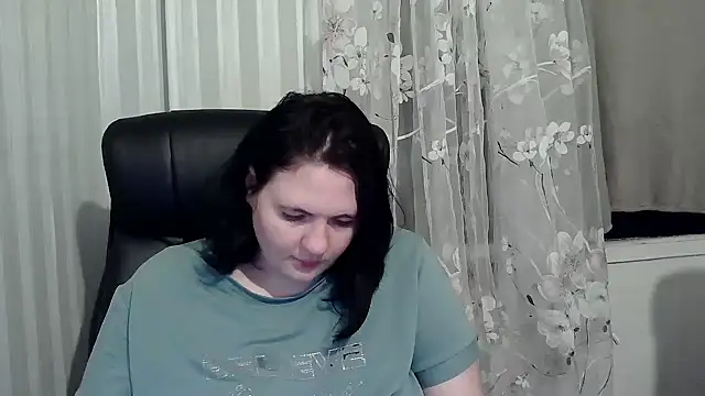 Snapshot of HollyXEva chatting on October 1, 2025, 11:08 pm HollyXEva online show from October 1, 2025, 11:08 pm