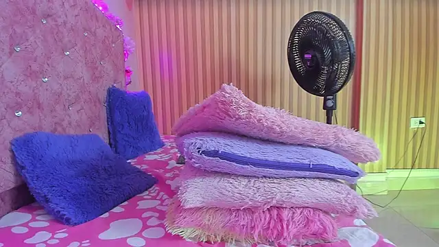 violet taylor  online show from September 20, 2025, 2:27 am