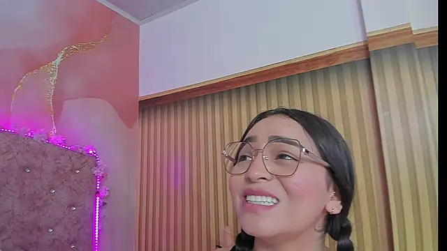 violet taylor  online show from November 25, 2025, 2:23 am