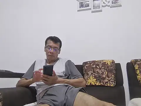 Snapshot of skinnylatino51 chatting on July 17, 2026, 1:14 am skinnylatino51 online show from July 17, 2026, 1:14 am