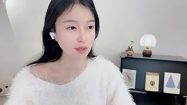 Onechestnut online show from December 5, 2025, 6:01 am