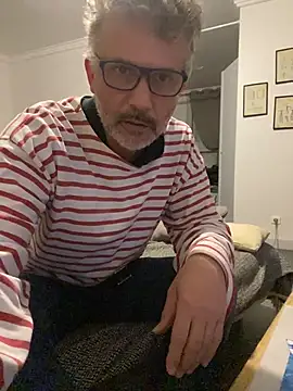 Snapshot of max219 chatting on January 11, 2026, 8:16 pm max219 online show from January 11, 2026, 8:16 pm