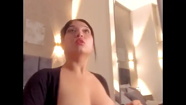 Lunaa bellaa online show from February 9, 2026, 7:45 pm