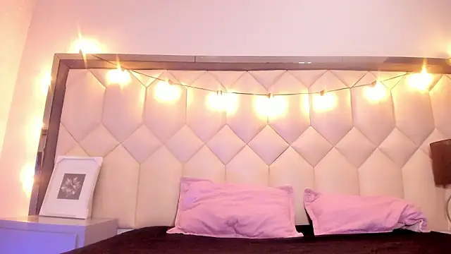 Snapshot of Scarletbigbug chatting on February 12, 2026, 12:05 pm Scarletbigbug online show from February 12, 2026, 12:05 pm