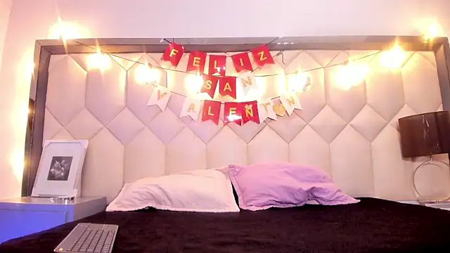 Snapshot of Scarletbigbug chatting on February 13, 2026, 12:27 pm Scarletbigbug online show from February 13, 2026, 12:27 pm