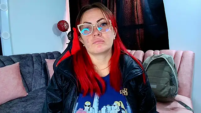 carolinhe  online show from September 17, 2025, 7:38 pm