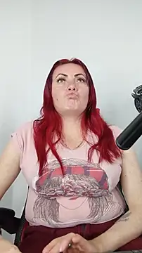 carolinhe  online show from November 14, 2025, 8:01 pm