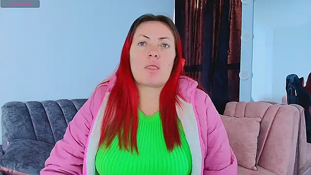 carolinhe  online show from October 3, 2025, 8:10 pm