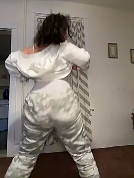 Snapshot of babykalirose chatting on February 23, 2026, 1:29 am babykalirose online show from February 23, 2026, 1:29 am