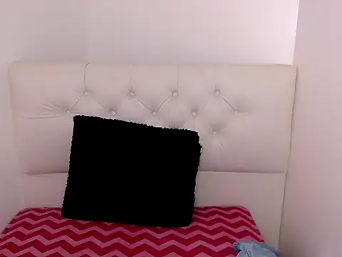 Snapshot of x_isabella_x chatting on August 4, 2026, 8:35 pm x isabella x online show from August 4, 2026, 8:35 pm