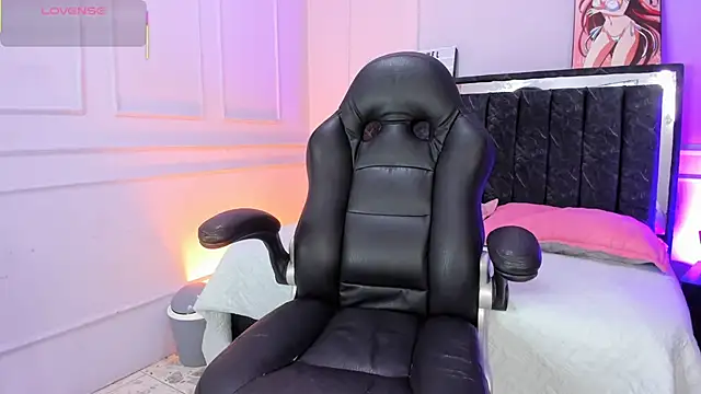 Snapshot of SwettRenata_ chatting on February 4, 2026, 12:44 pm SwettRenata online show from February 4, 2026, 12:44 pm