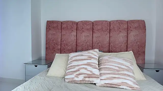 emmacurvy online show from November 25, 2025, 3:07 am