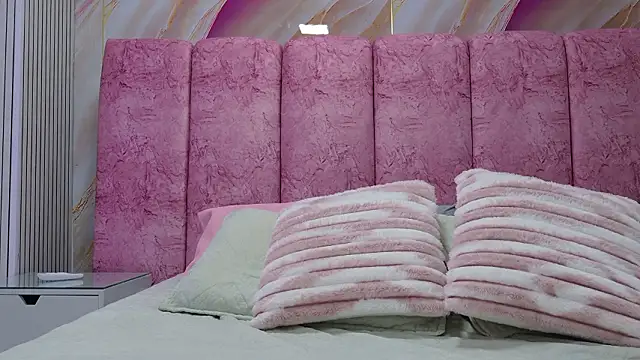 emmacurvy online show from March 20, 2026, 3:07 am