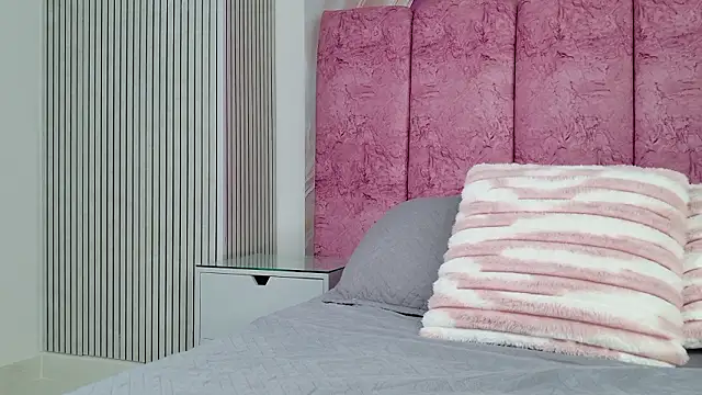 emmacurvy online show from February 19, 2026, 3:03 am