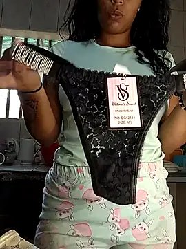 Snapshot of Fernanda30 chatting on December 17, 2025, 5:18 pm Fernanda30 online show from December 17, 2025, 5:18 pm