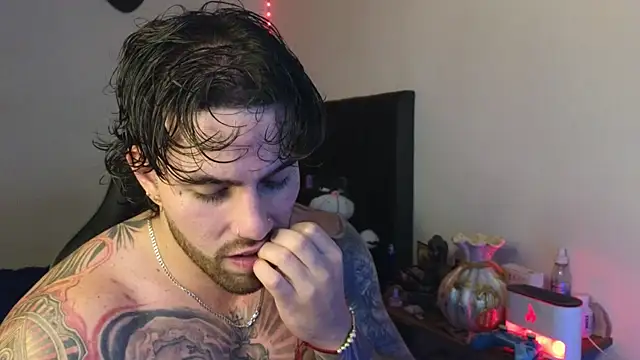 Snapshot of Ades_Lowe chatting on April 8, 2026, 5:09 am Ades Lowe online show from April 8, 2026, 5:09 am