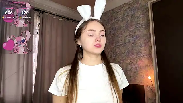 LoraDavi online show from April 18, 2026, 5:32 am