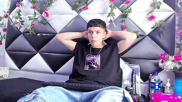 Snapshot of Megan_Thompson_ chatting on December 17, 2025, 2:05 am Megan Thompson online show from December 17, 2025, 2:05 am