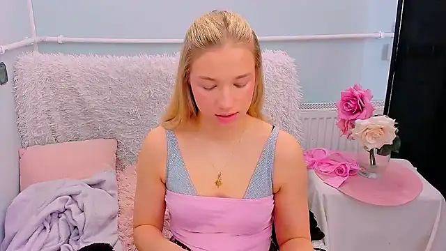 EvetteRose online show from April 12, 2026, 3:26 pm